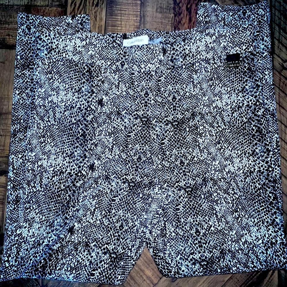 Calvin Klein Snakeskin Dress Ankle Pants          Size Large